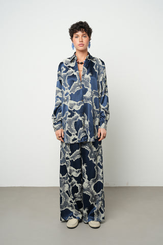 Kadın Soyut Bulut Desenli Esnek Saten Görünümlü Lacivert Oversize Gömlek