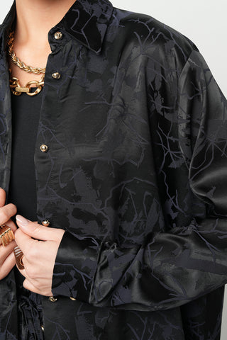 Kadın Gece Siyahı Soyut Çiçek Desenli İpeksi Saten Görünümlü Oversize Gömlek