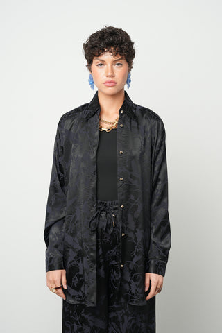 Kadın Gece Siyahı Soyut Çiçek Desenli İpeksi Saten Görünümlü Oversize Gömlek