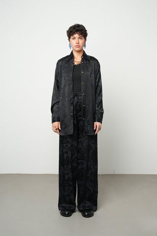 Kadın Gece Siyahı Soyut Çiçek Desenli İpeksi Saten Görünümlü Oversize Gömlek