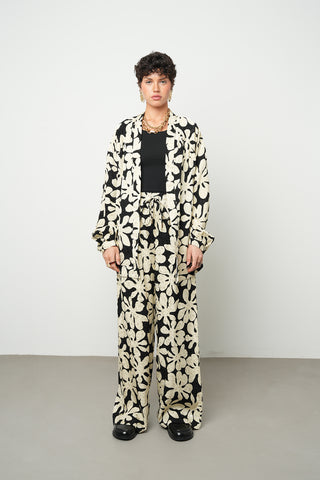 Kadın Siyah Beyaz Çiçek Desenli Oversize Kimono