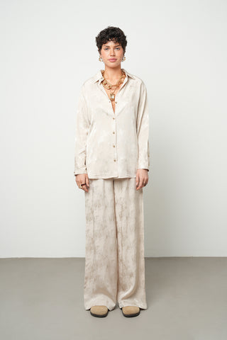 Kadın Jakarlı Desenli Saten Dokulu Bej Gömlek