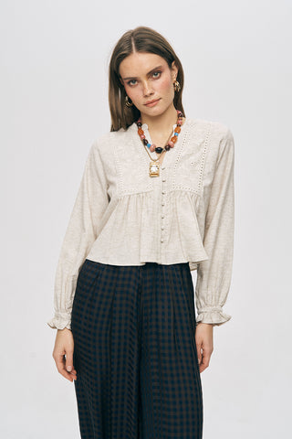 Kadın Fisto Nakışlı V-Yaka Natur Bluz