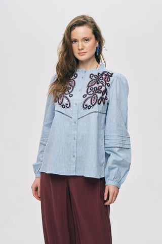 Kadın Etnik Nakış İşlemeli ve Ajurlu Mavi Keten Karışımlı Gömlek