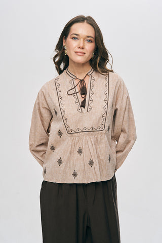 Kadın Geometrik Nakışlı ve Püskül Detaylı Açık Kahverengi Bluz
