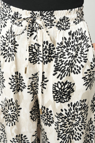 Kadın Çiçek Desenli Siyah - Beyaz Beli Lastikli Bol Paça Pantolon
