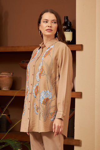 ÖNÜ ÇİÇEK NAKIŞLI OVERSIZE KESİM GÖMLEK