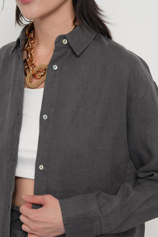 KADIN %100 KETEN YANLARI DÜĞME DETAYLI GÖMLEK