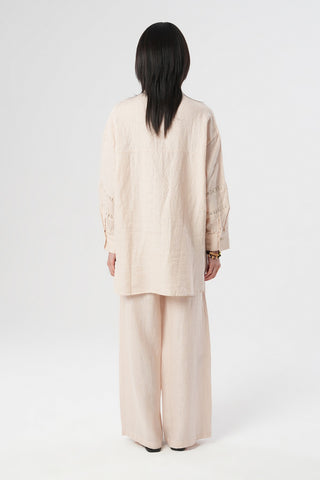 KADIN AÇIK BEJ RENGİ ÖNÜ DANTEL İŞLEMELİ GÖMLEK