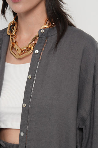 KADIN ANTRASİT RENGİ HAKİM YAKA ÖNÜ VE KOLLARI DANTEL DETAYLI GÖMLEK