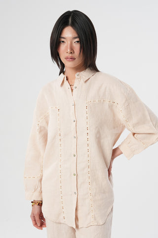 KADIN AÇIK BEJ RENGİ ÖNÜ VE KOLLARI DANTEL DETAYLI GÖMLEK