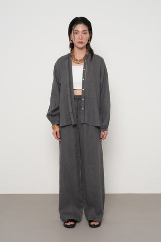 KADIN ANTRASİT RENGİ HAKİM YAKA ÖNÜ VE KOLLARI DANTEL DETAYLI GÖMLEK