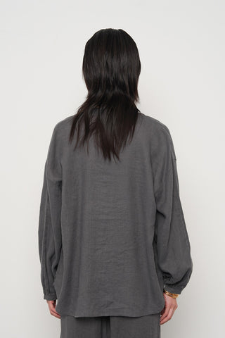 KADIN ANTRASİT RENGİ HAKİM YAKA ÖNÜ VE KOLLARI DANTEL DETAYLI GÖMLEK