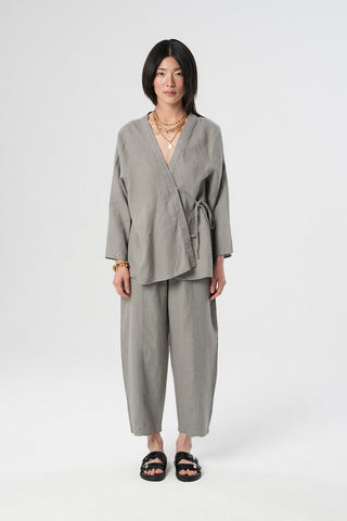 KADIN V YAKA GRİ RENK ÖNÜ BAĞLAMA DETAYLI GÖMLEK